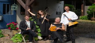 4 Personen mit Instrumenten