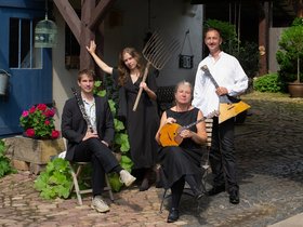 4 Personen mit Instrumenten