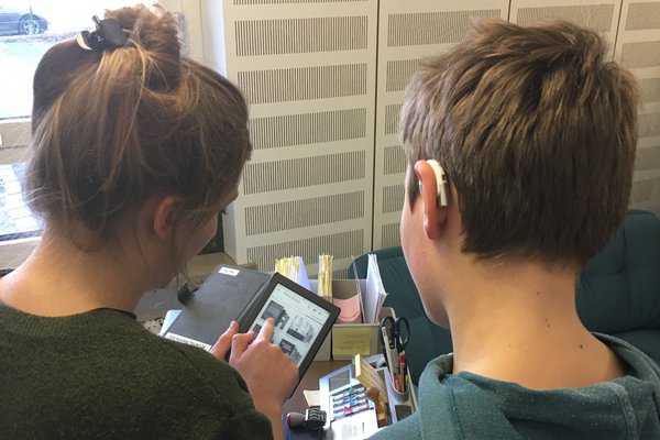 Gehörlose Schüler in der digitalen Bibliothek