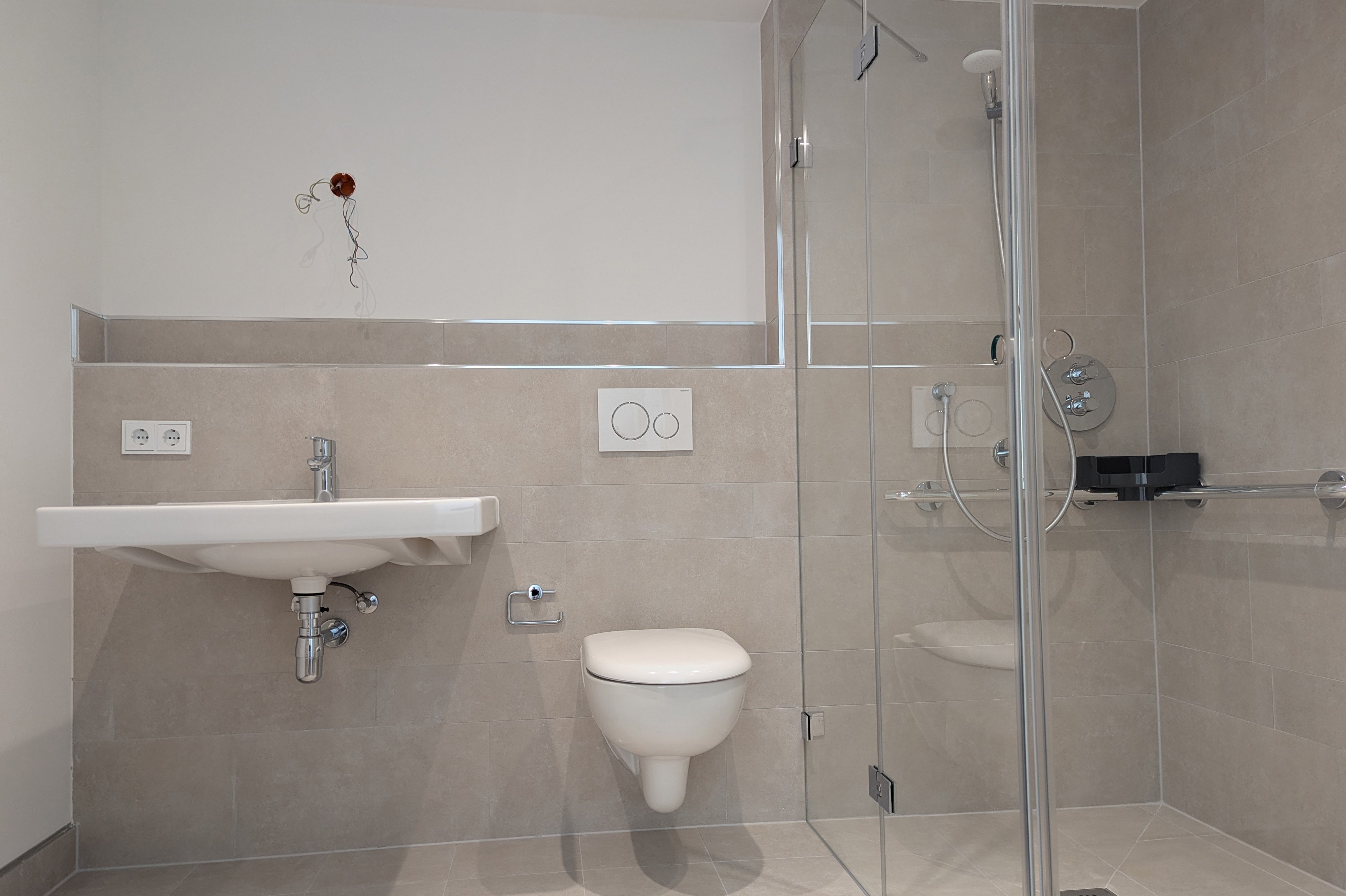 Neu renoviertes Bad in einer 49 Quadratmeter großen Wohnung im Augustinum München-Neufriedenheim