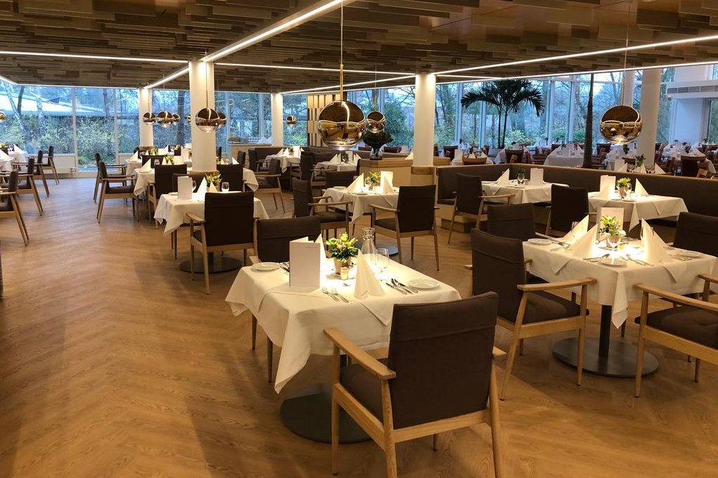 Im 2019 komplett renovierten Restaurant werden mittags vier Drei-Gänge-Menüs sowie eine Auswahl an Gerichten à la carte serviert.