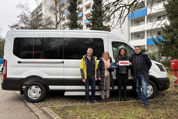 weißer Lieferwagen mit Betreuern bei Spendenübergabe