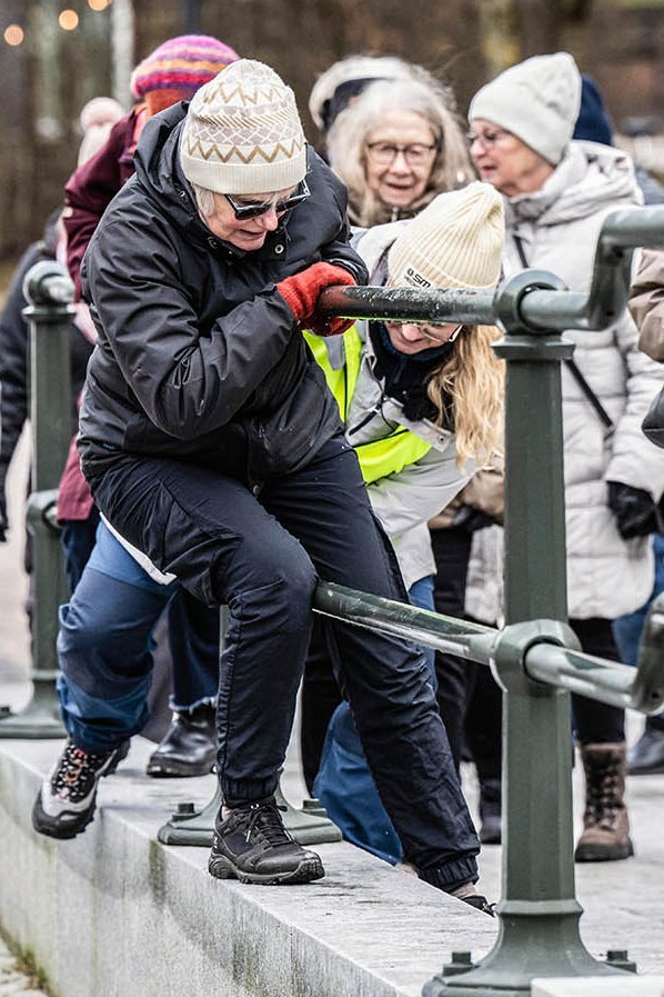 Alte Menschen trainieren auf einem urbanen Parcour