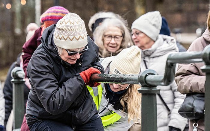 Alte Menschen trainieren auf einem urbanen Parcour
