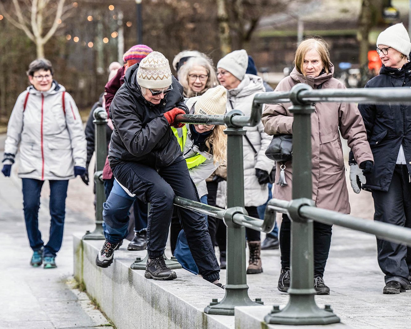 Alte Menschen trainieren auf einem urbanen Parcour