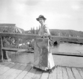 Gabriele Muenter mit Bild auf einer Brücke