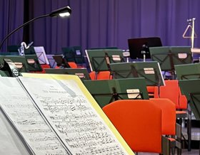 Notenständer und Stühle einer Orchesterbühne im Augustinum Diessen
