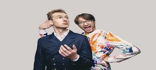 beide Schauspieler mit Grimassen von vorne