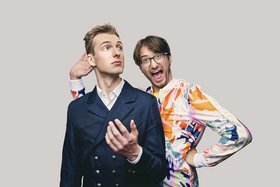 beide Schauspieler mit Grimassen von vorne