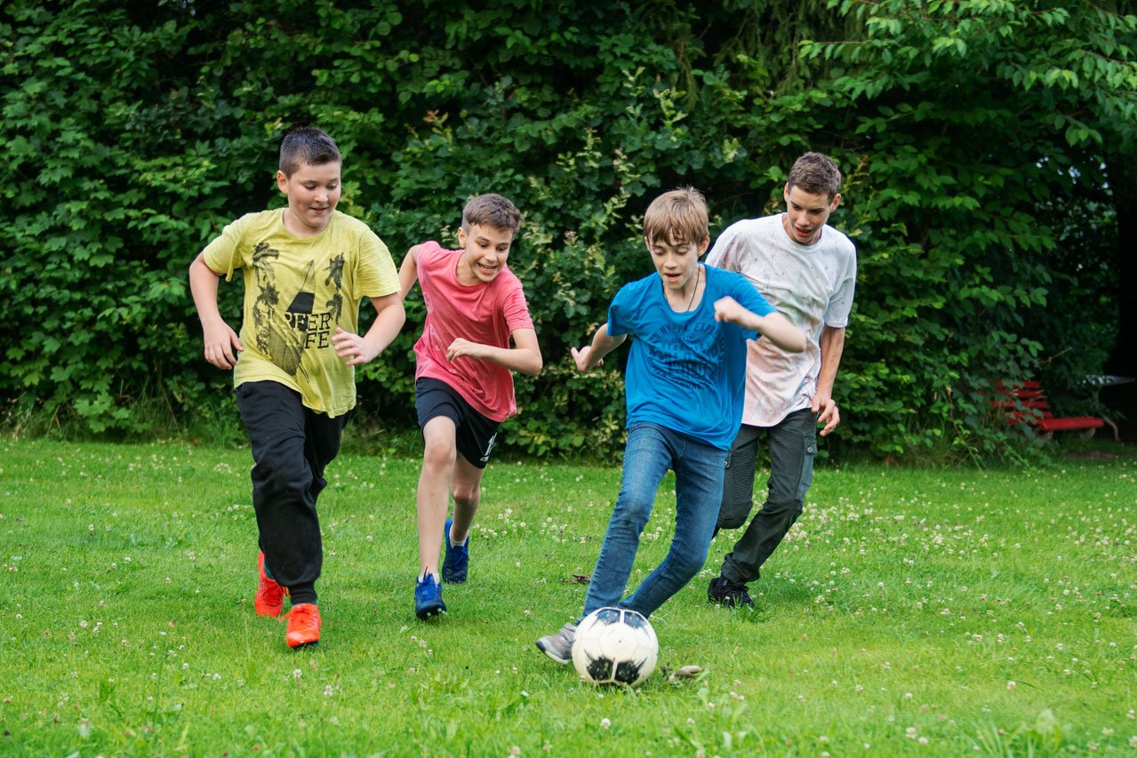 Fußballspielen im Park des Landschulheim Elkofen 