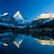 Berglandschaft, die sich im See spiegelt