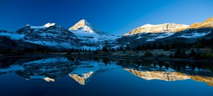 Berglandschaft, die sich im See spiegelt