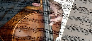 Aufgeschlagene Noten mit bespieltem Cello im Hintergrund