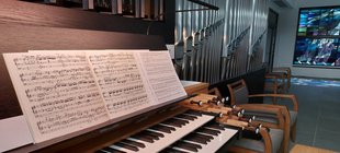 Orgel mit Notenblättern