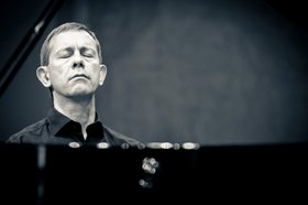 Mann mit geschlossenen Augen am Flügel