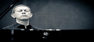 Mann mit geschlossenen Augen am Flügel