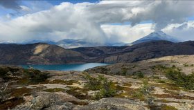 Landschaft mit See und Wolken