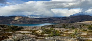 Landschaft mit See und Wolken
