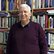 Prof. Hochgeschwender vor dem Bücherregal stehend
