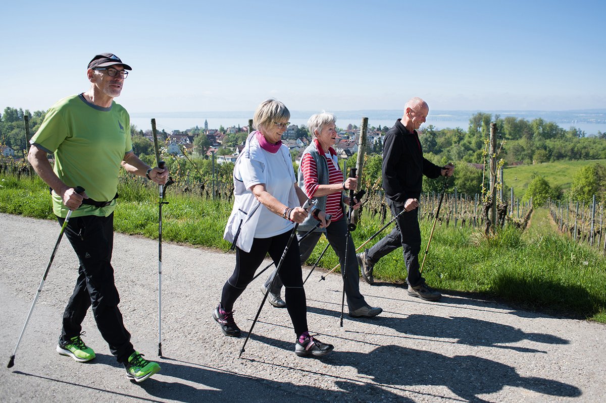 Gruppe von Senioren beim Nordic Walking