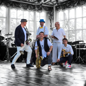 Fünf Musiker mit Instrumenten