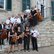 eine Gruppe von Musikern auf einer Treppe
