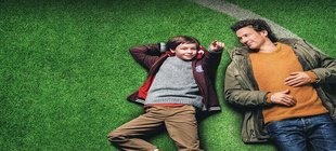 Vater und Sohn auf Fußballrasen