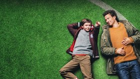 Vater und Sohn auf Fußballrasen
