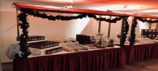 Budenzauber Liebevoll dekorierter Verkaufsstand mit Marmeladengläsern und Gebäck