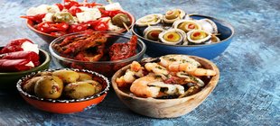 Tapas in kleinen Schalen