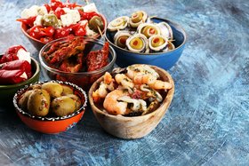 Tapas in kleinen Schalen