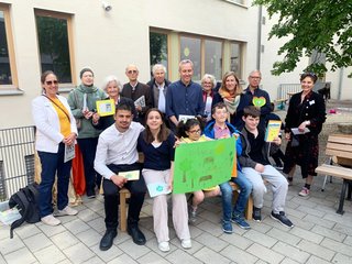 Einweihung mit Parkbank-Paten