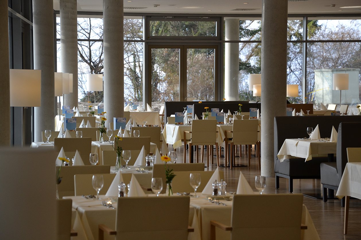 Die Qualität des Restaurants und der Küche im Augustinum Meersburg entspricht gehobener Hotelgastronomie.