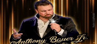 Sänger Anthony Bauer Jr. mit Mikrofon