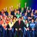 Gospelchor in regenbogenfarbigen Roben