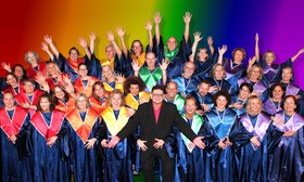 Gospelchor in regenbogenfarbigen Roben