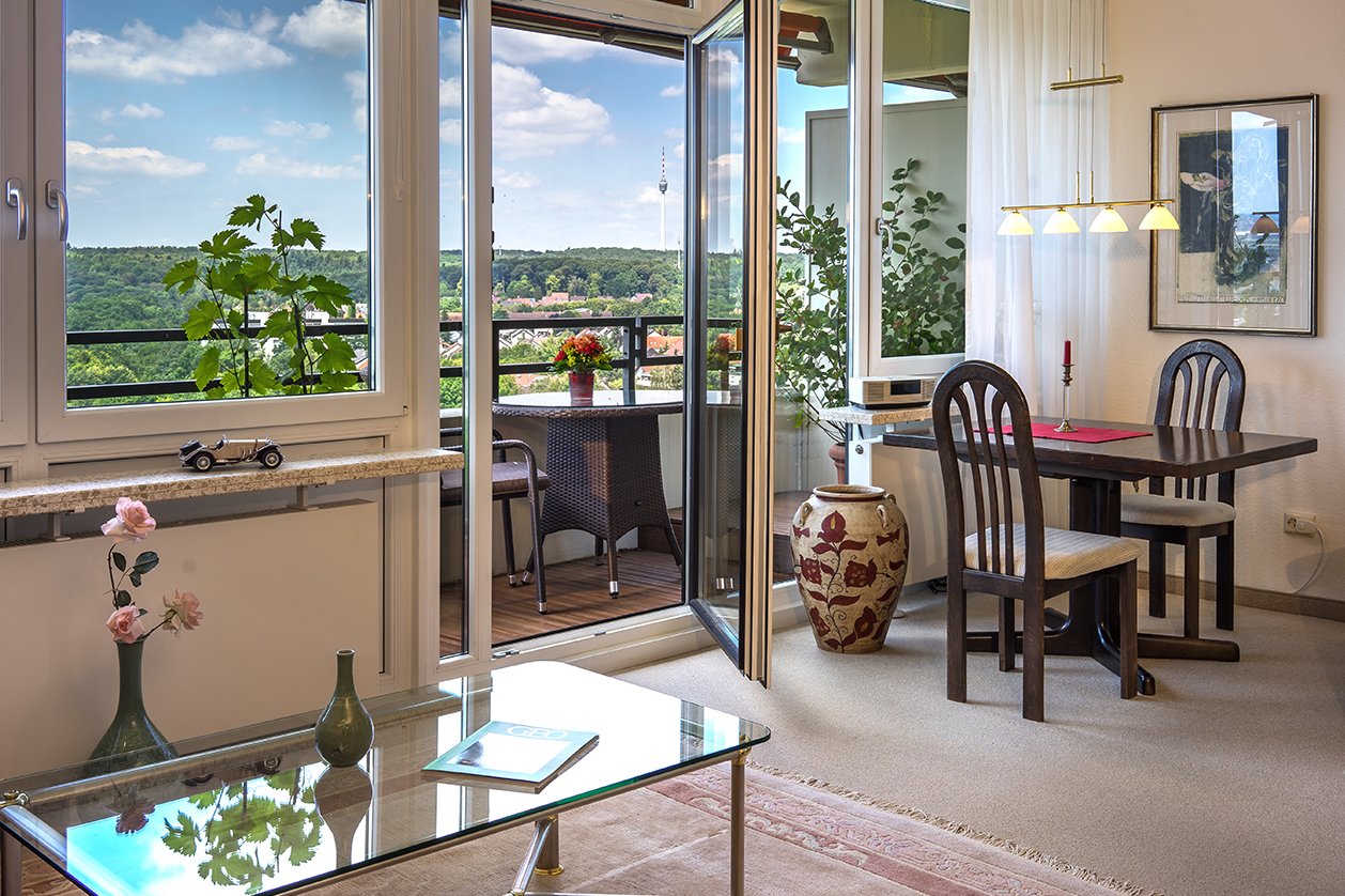 Großzügige Balkone und Loggien schaffen Offenheit nach außen und verbinden den Wohnraum mit der Umgebung.