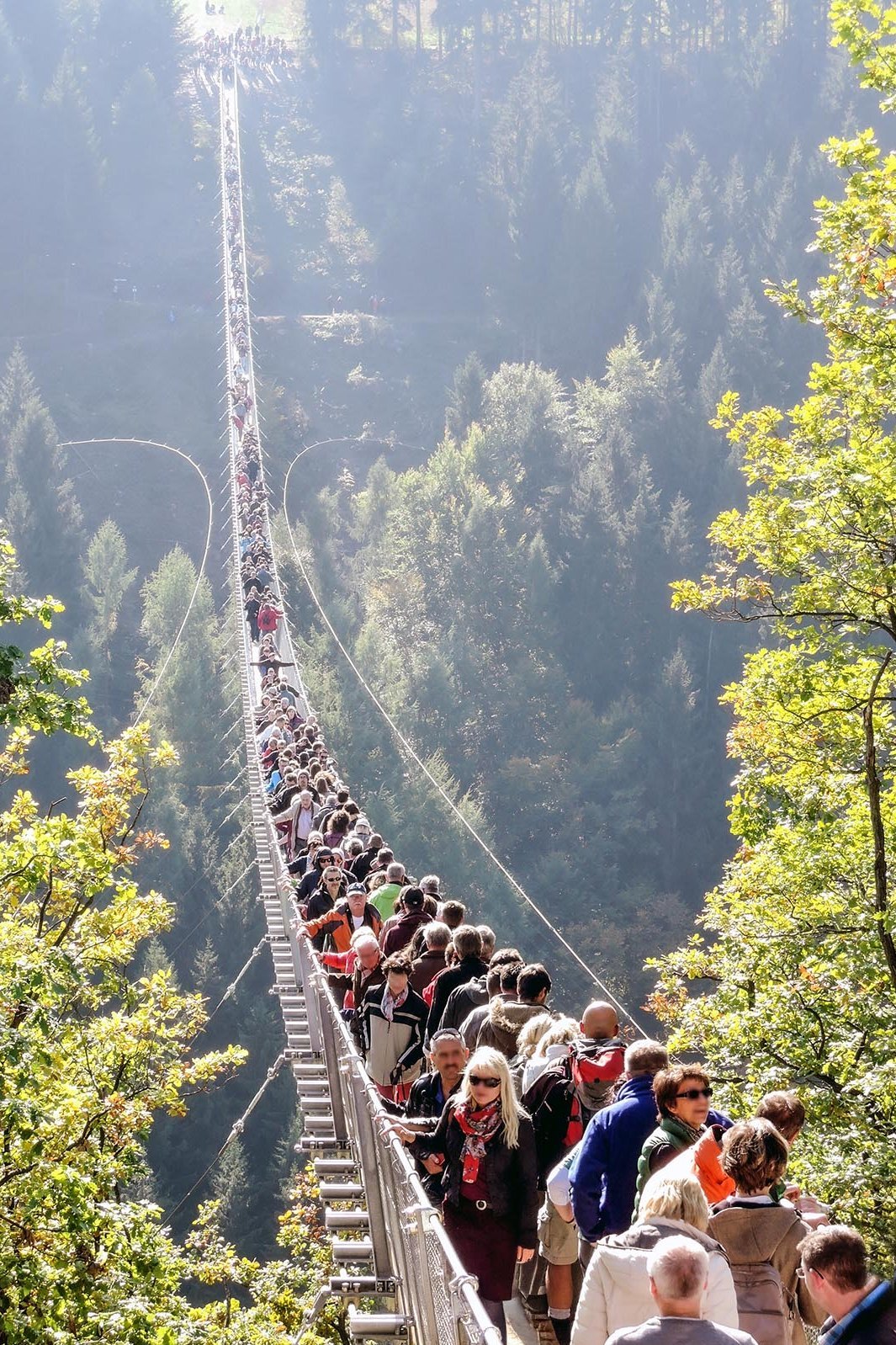 Mit Menschen gefüllte Geyerlay-Brücke bei Mörsdorf