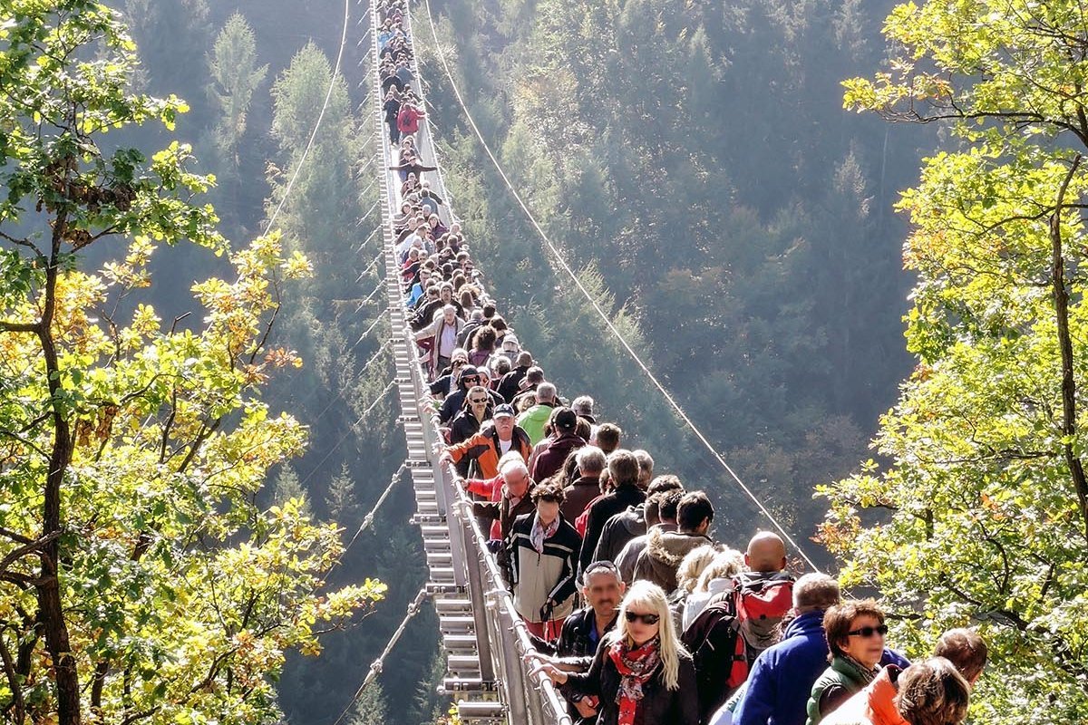 Mit Menschen gefüllte Geyerlay-Brücke bei Mörsdorf