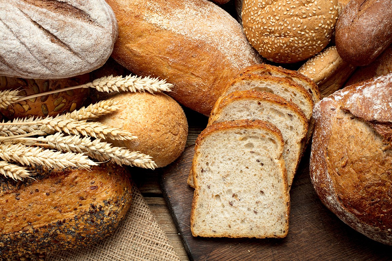 Getreideähren und verschiedene Sorten Brot