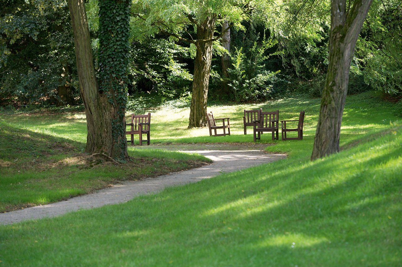 Der 55.000 Quadratmeter große Park bietet neben Spazierwegen und Ruheplätzen im Grünen auch einen wunderschönen Rosengarten.