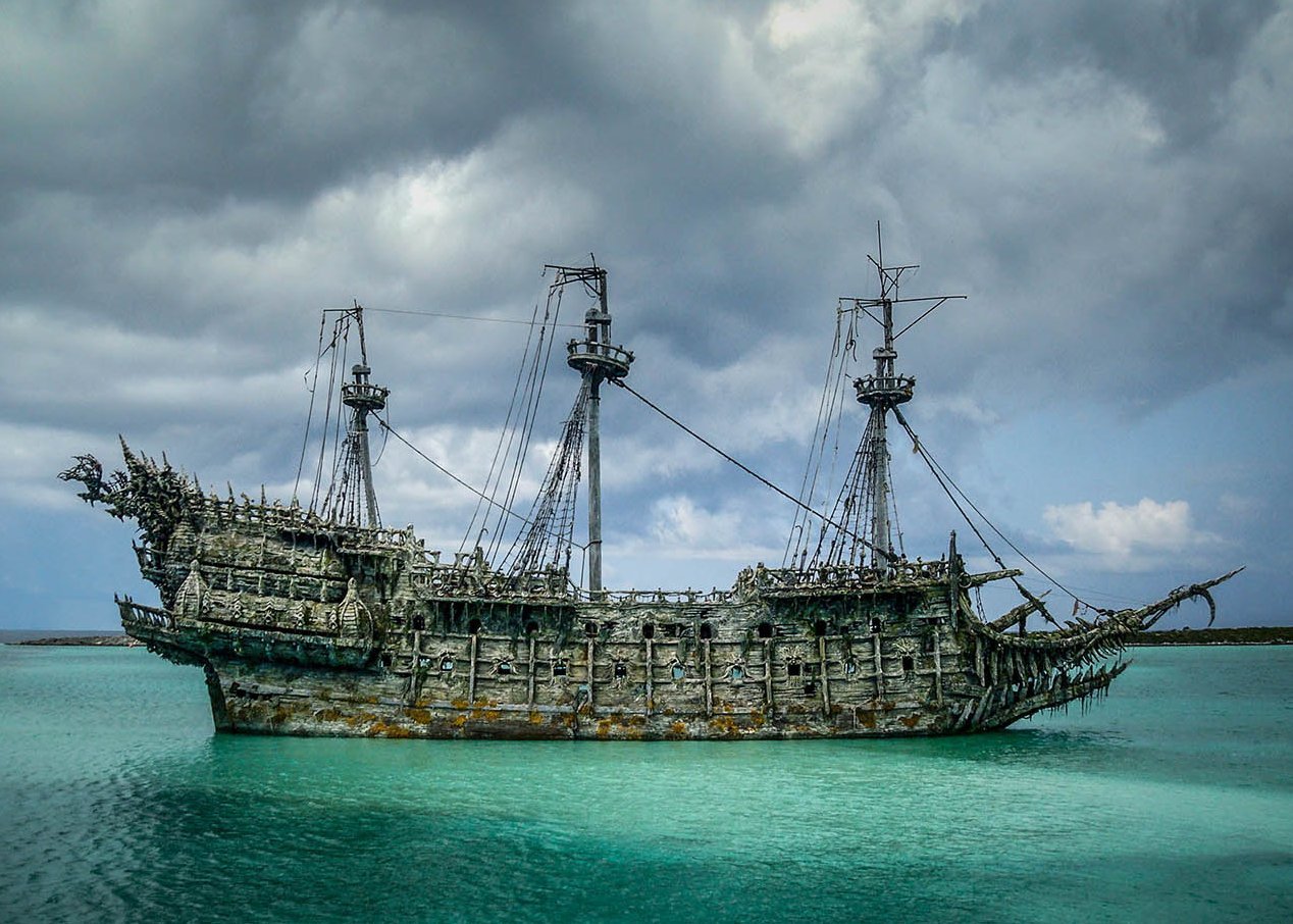 Black Pearl – nachgebautes Piratenschiff bei bedrohlicher Wetterlage auf dem Wasser