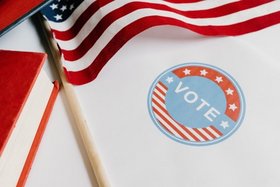USA Flagge und Aufkleber "Vote"