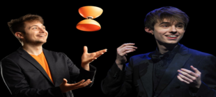 Ein lächelnder Jongleur wirft ein Diabolo hoch, neben ihm ein lächelnder Zauberkünstler