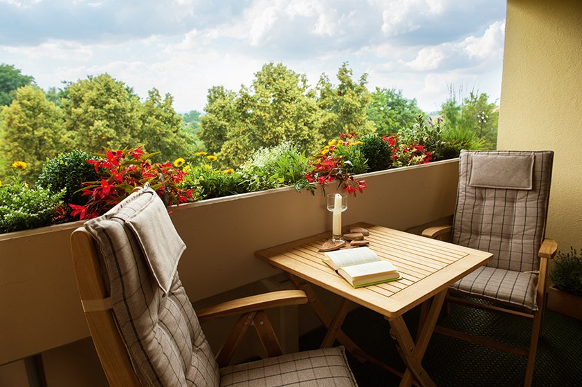 Alle Wohnungen in der Seniorenresidenz Augustinum Roth besitzen eine Loggia oder Terrasse mit Aussicht ins Grüne.