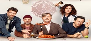 fünf Schauspieler*innen mit Bratwurstteller fünf Menschen und Bratwurst auf Gabel
