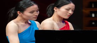 Die beiden Schwestern Kanon und Kotone vierhändig am Klavier