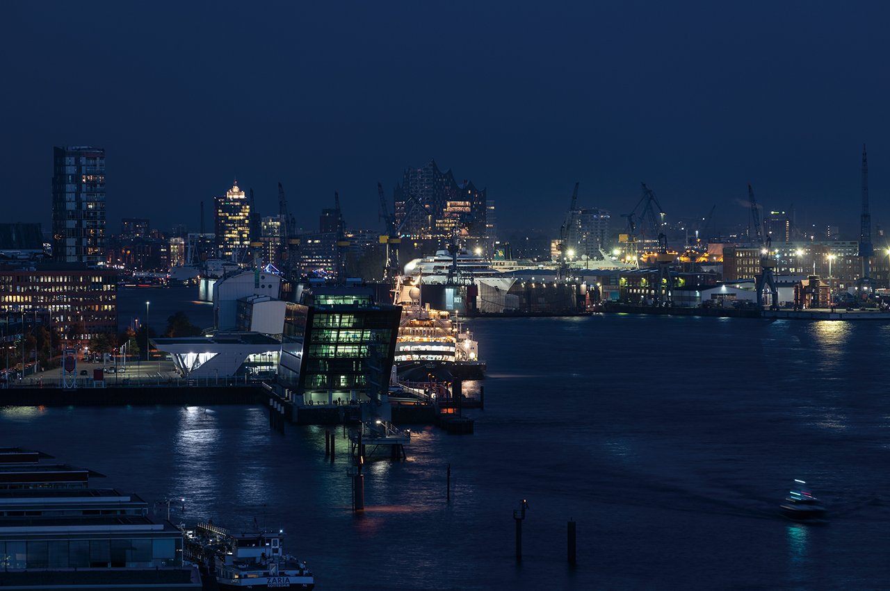 Von der Dachterrasse des Augsutinum eröffnet sich auch nachts ein spektakulärer Ausblick auf den Hamburger Hafen.
