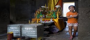 Mädchen in einem buddhistischen Schrein