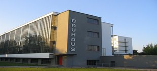 Fassade des Bauhauses Dessau mit Schriftzug “Bauhaus” Fassade des Bauhauses Dessau mit Schriftzug “Bauhaus”